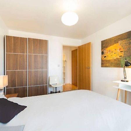 Room With Private Bathroom In A Modern Two Bedroom Two Bathroom Flat London Exterior photo
