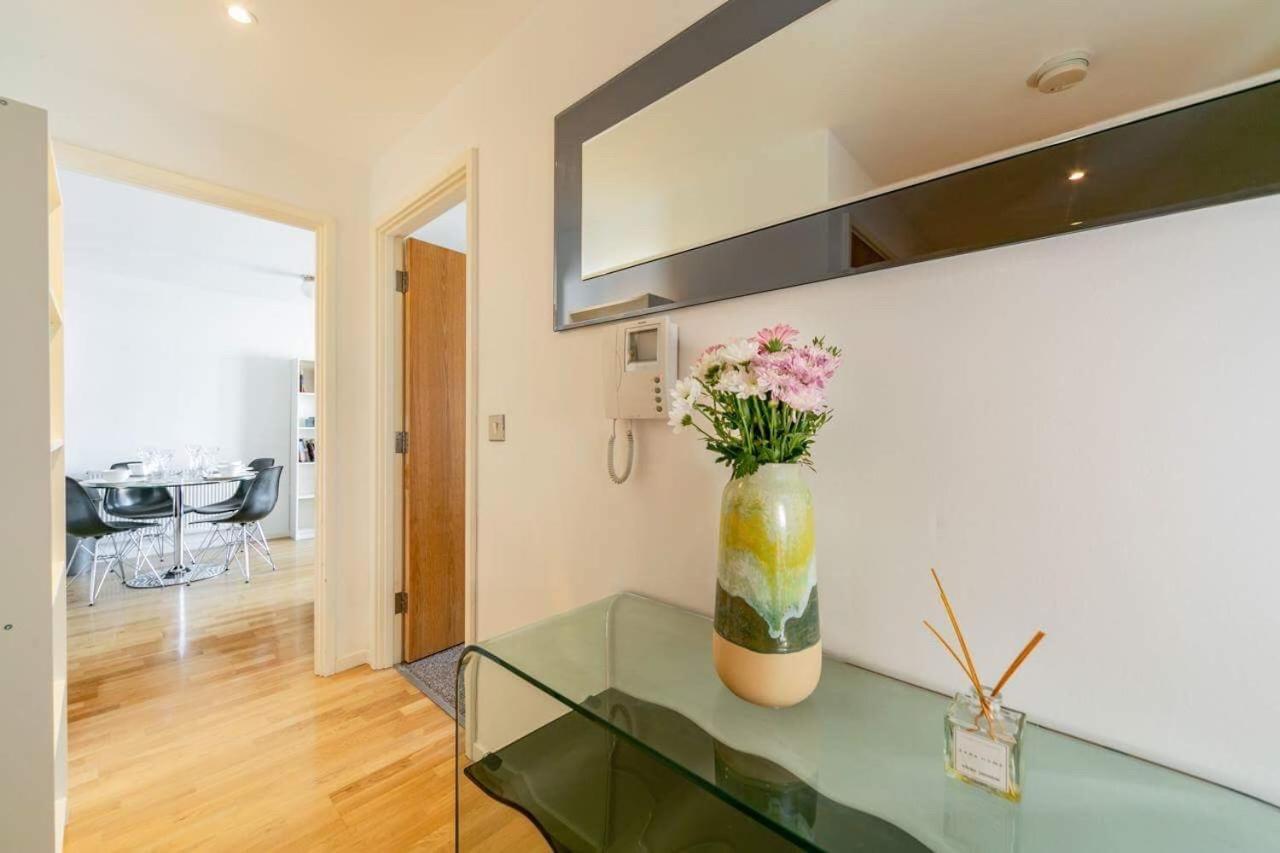 Room With Private Bathroom In A Modern Two Bedroom Two Bathroom Flat London Exterior photo