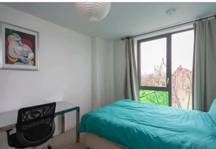 Room With Private Bathroom In A Modern Two Bedroom Two Bathroom Flat London Exterior photo